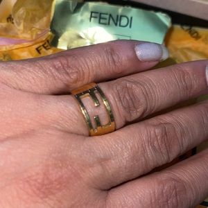 Preloved FENDI ring it’s in good condition size M